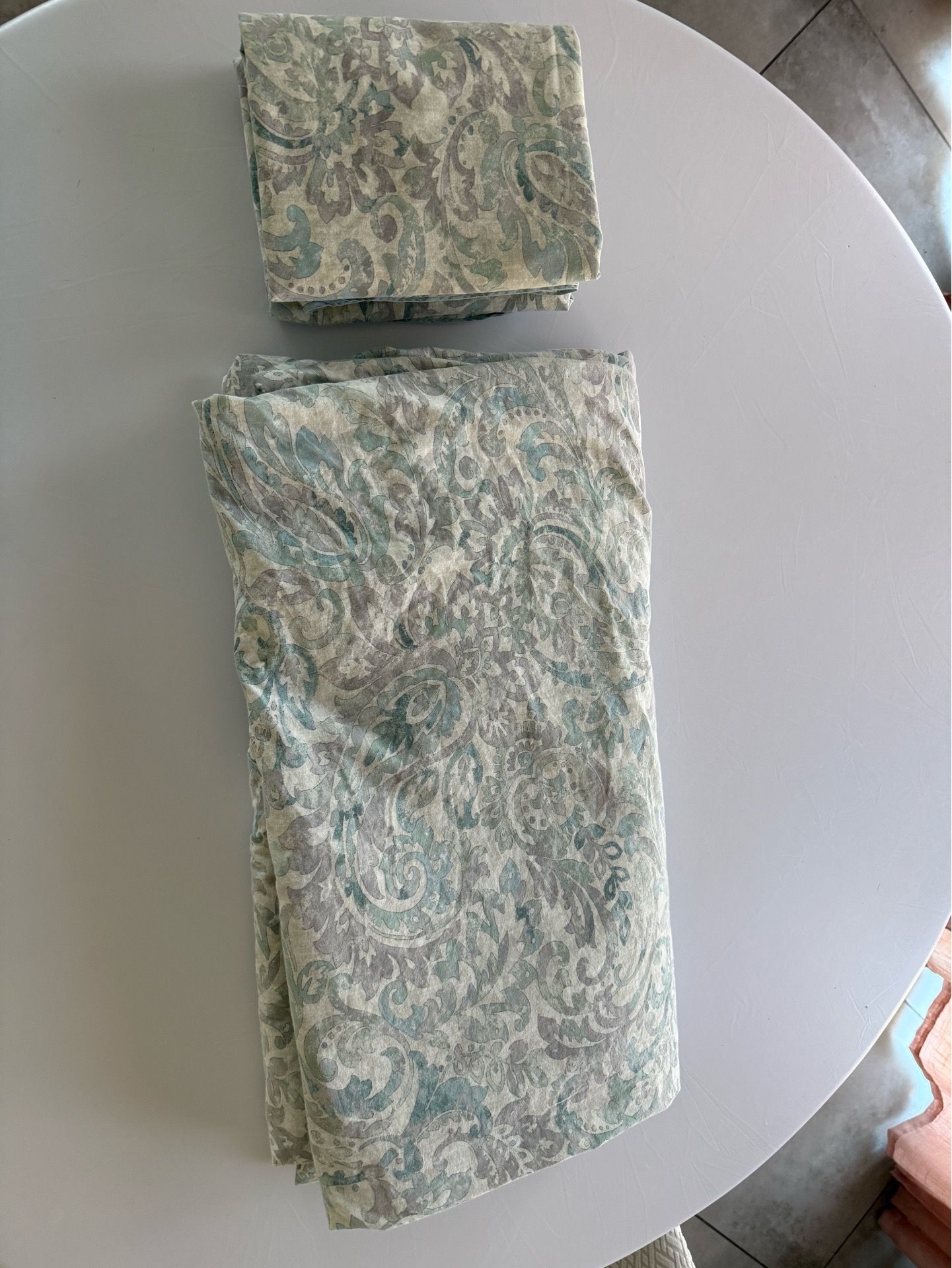 Nicole Miller King duvet and shams - exc. cond.