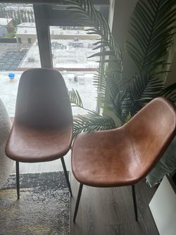 Set of 2 faux leather chairs