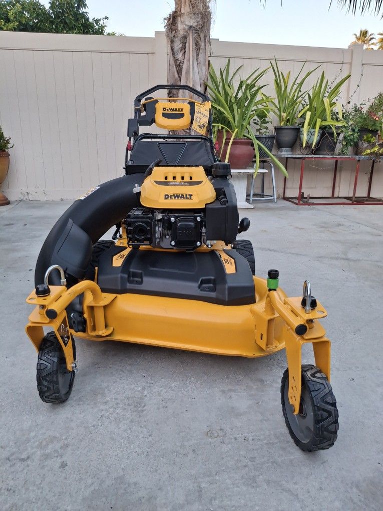 Dewalt 28" Wide Cut 224 CC RWD Self-Propelled Commercial Engine Lawn Mower 