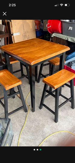 Table And 4 Barstools