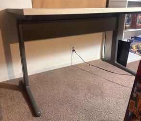 Desk 4 feet wide