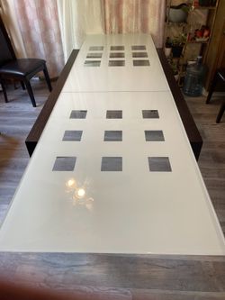 Comedor de seis sillas, es mesa con doble vidrio, se extiende hasta para 10 sillas
