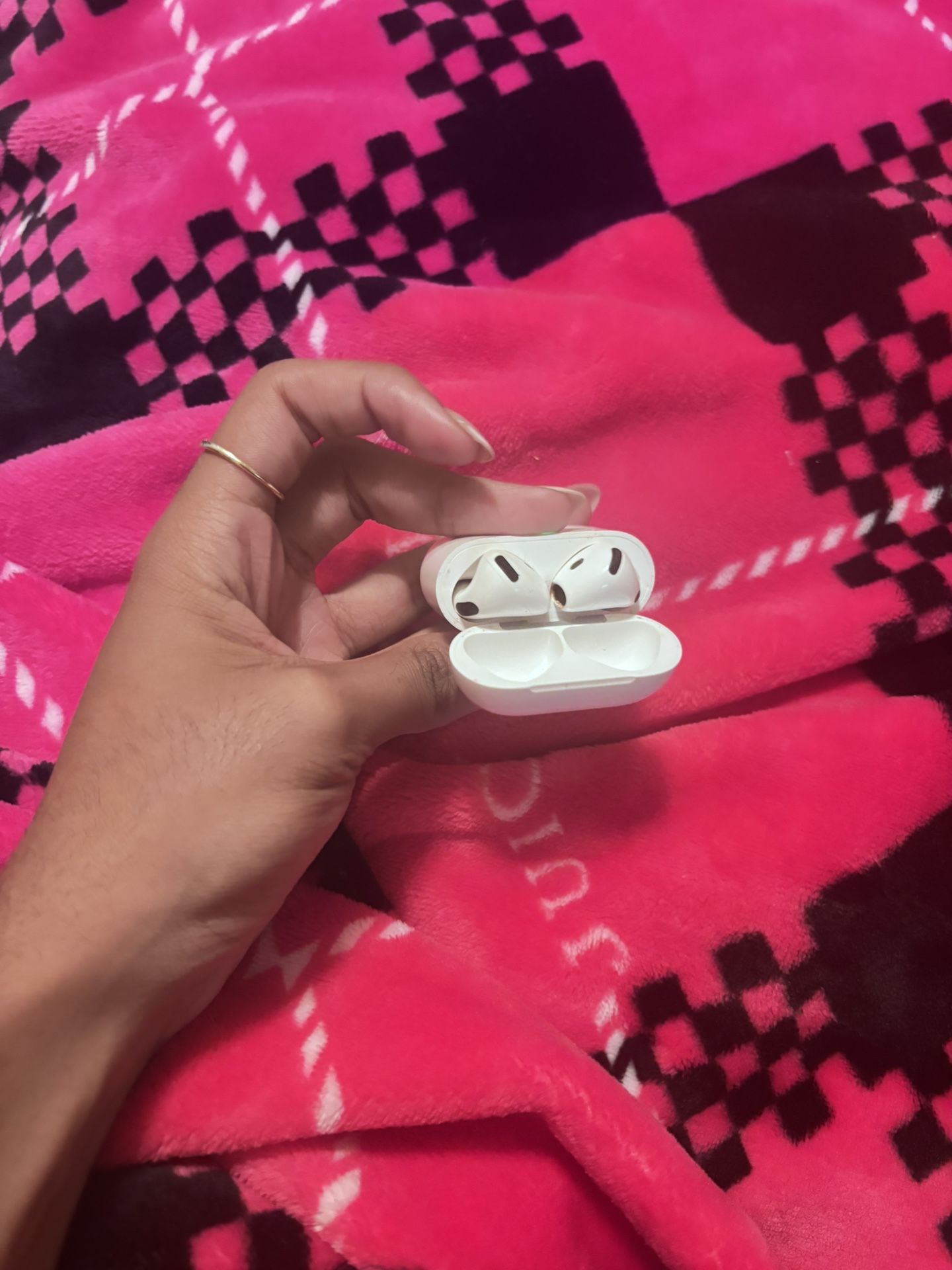 AirPods (4th Gen)