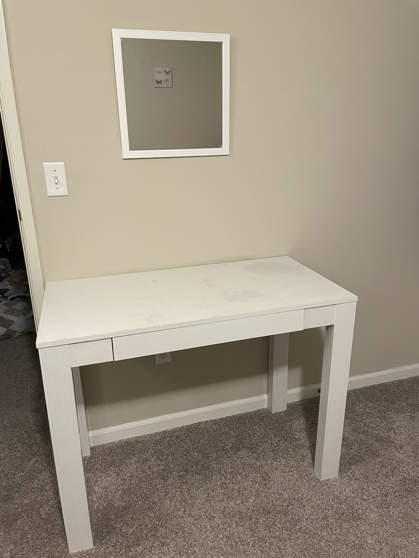 White Desk (with Mirror)