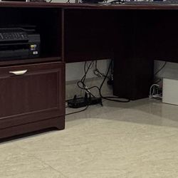 Escritorio de oficina en L con gavetero aparte, todo en madera