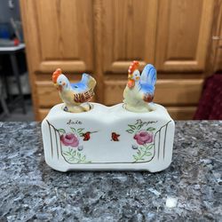 Vintage Nodders Chicken Roosters Pair of Salt And Pepper Shakers.  Preowned 