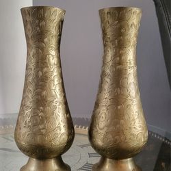 BEAUTIFUL PAIR OF
VINTAGE FLORAL ETCHED SOLID BRASS VASES12"T WITH
BASE ETCHED INDIA 562 ON BOTTOMS