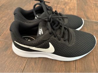 Women’s Black and White Nike Sneakers/ Tennis Shoes  Size 8.5