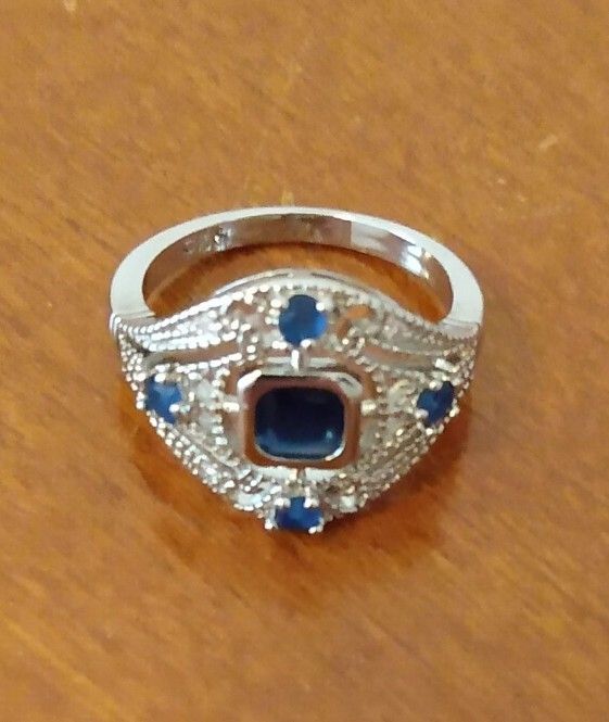BRAND NEW IN PACKAGE LADIES CHARM PRINCESS CUT BLUE SAPPHIRE STERLING SILVER PARTY COCKTAIL RING