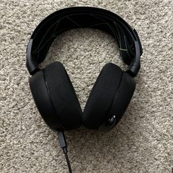 Wireless Steelseries Arctis 9x Xbox headphones (WIRE IN PICTURE IS THE CHARGER)