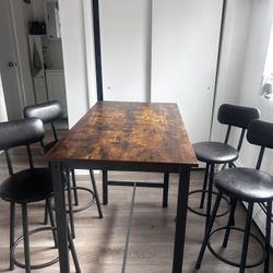 Dining Table With 4 Barstools 