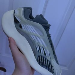 Yezzys 700