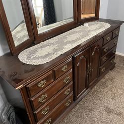 $125 Dresser With 9 Drawers & Mirror 