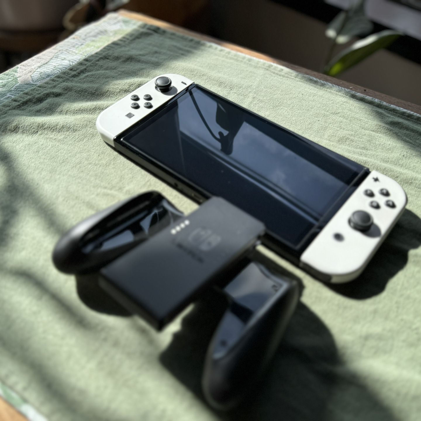 Nintendo Switch : OLED (white & black)