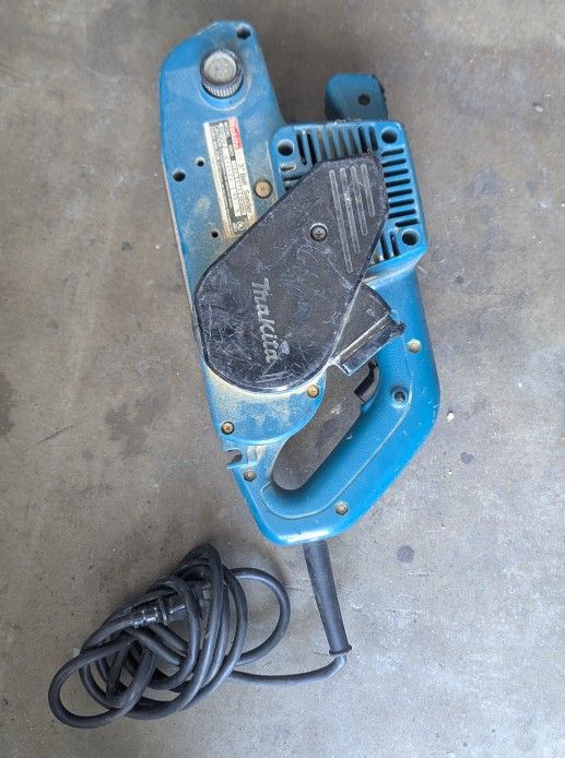 Makita 3 in. x 21 in. Belt Sander