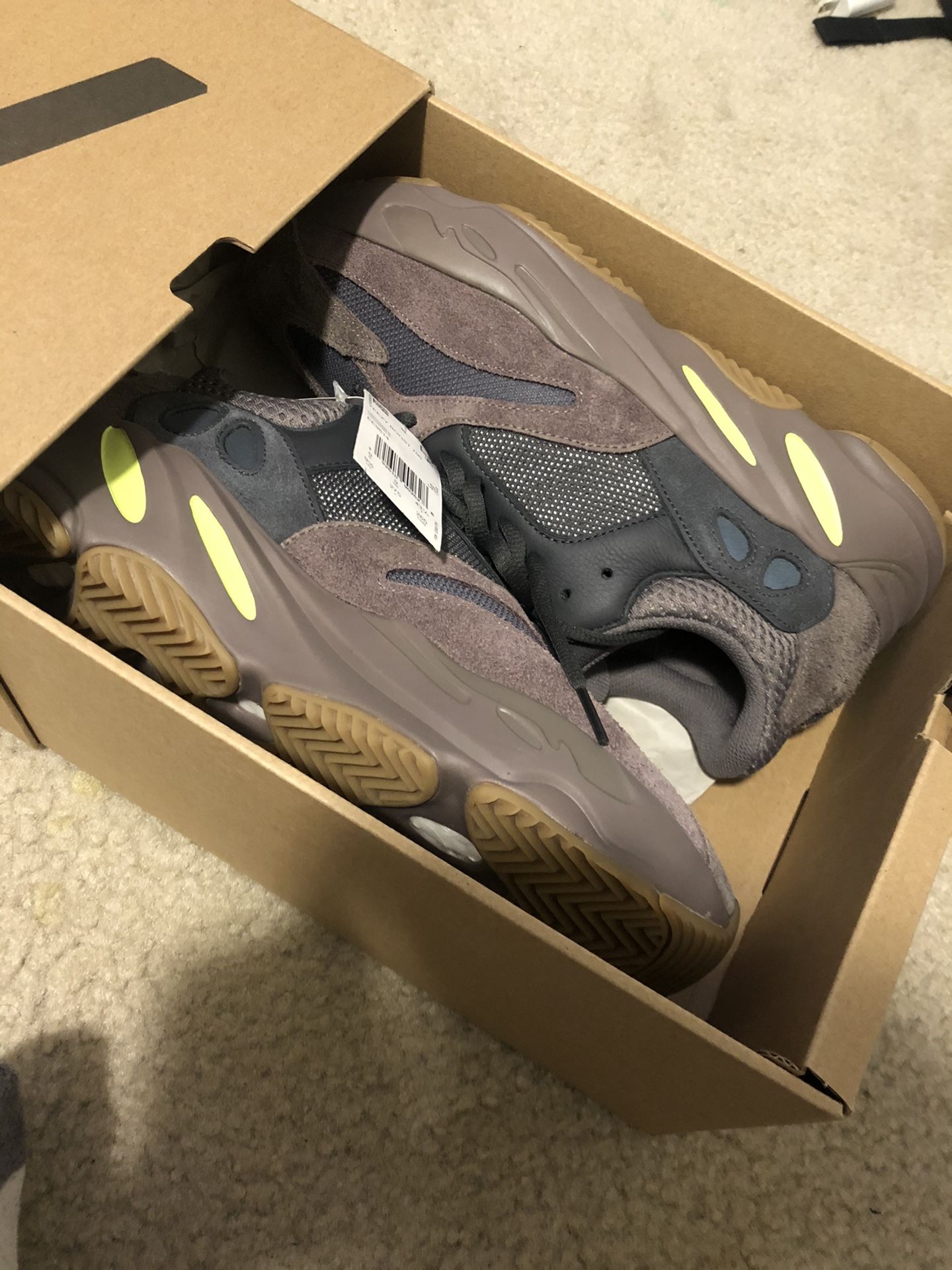 Yeezy muave 700