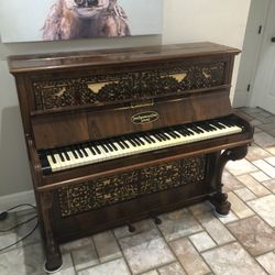 Antique piano 