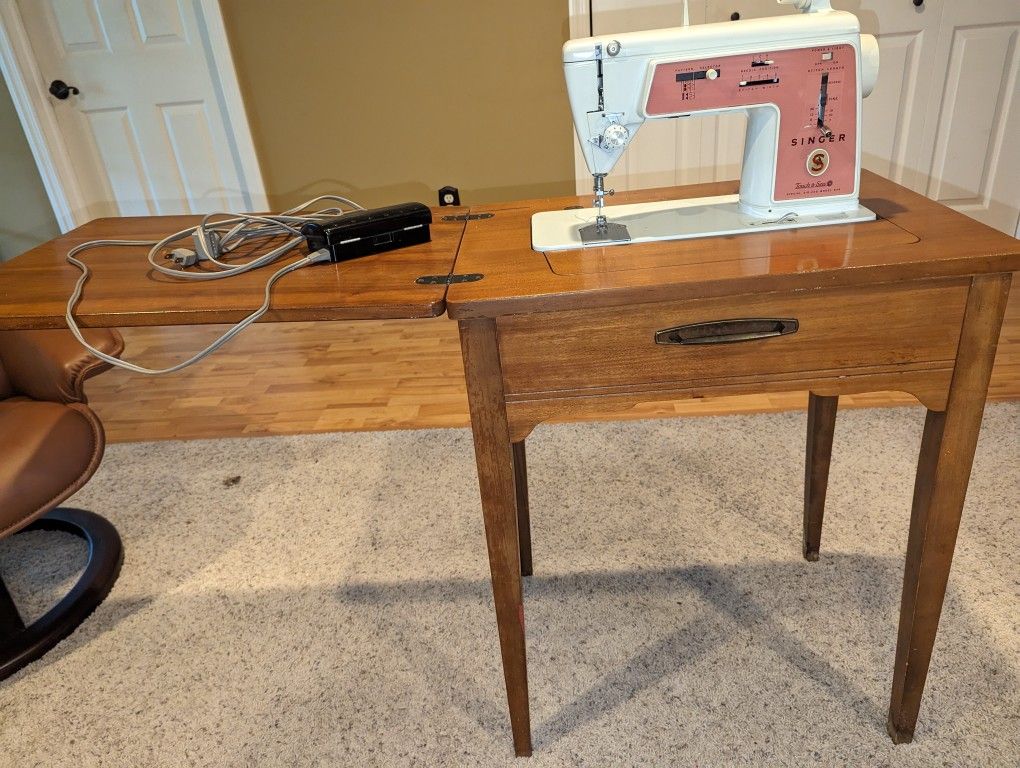 Singer Sewing Machine Model 626 With Table