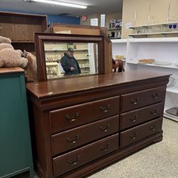 Dresser With Mirror 
