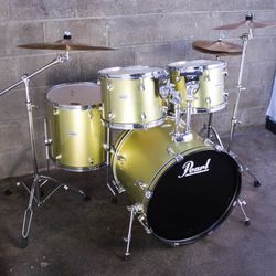 5 Pieces Used Pearl Forum drum Set. 