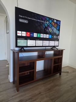 LG 60" UP8000 4K Smart TV, Stand, Antenna