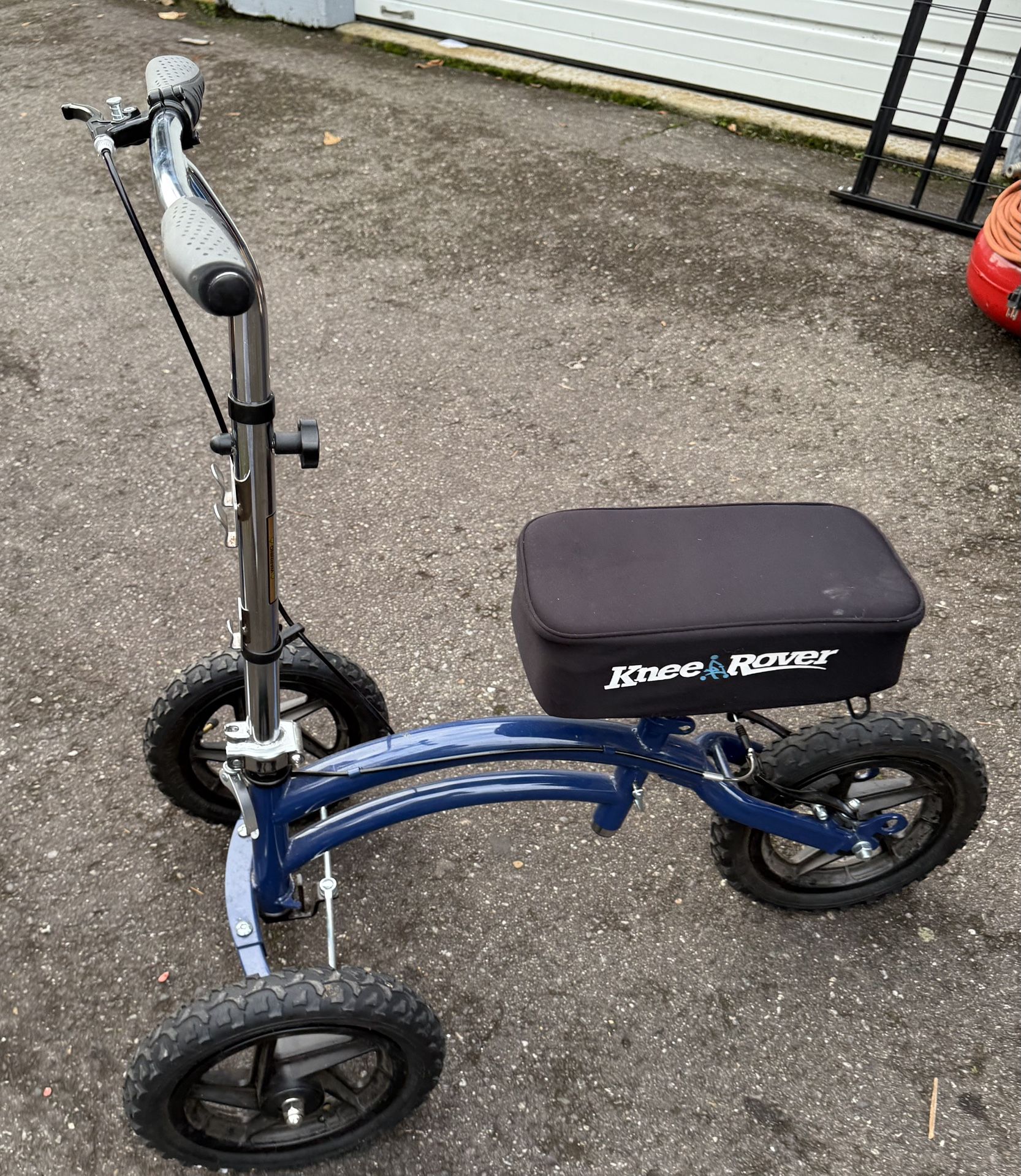 Knee scooter 