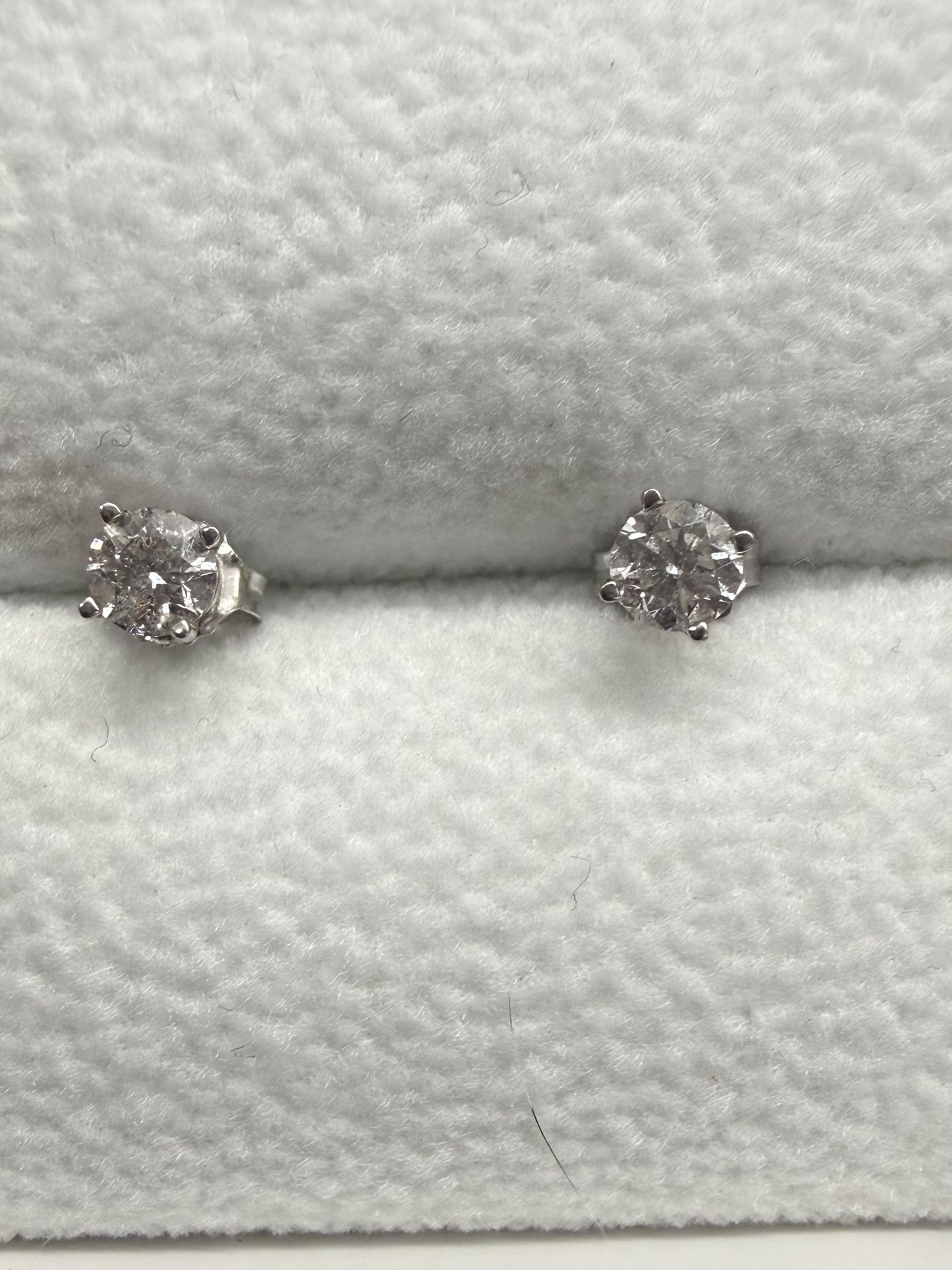 0.25ct Diamon Earrings, 10k Gold Post.