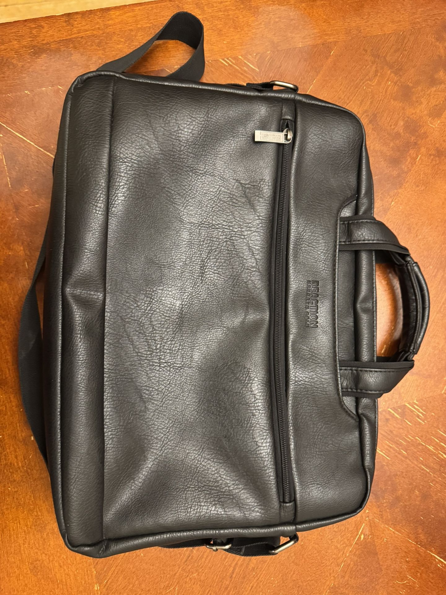 Kenneth Cole Reaction Messenger Bag