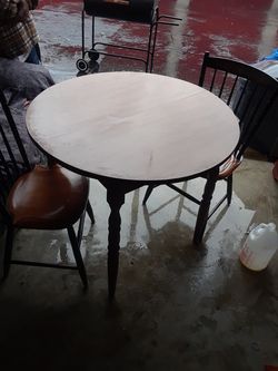 Nice dining table and chairs