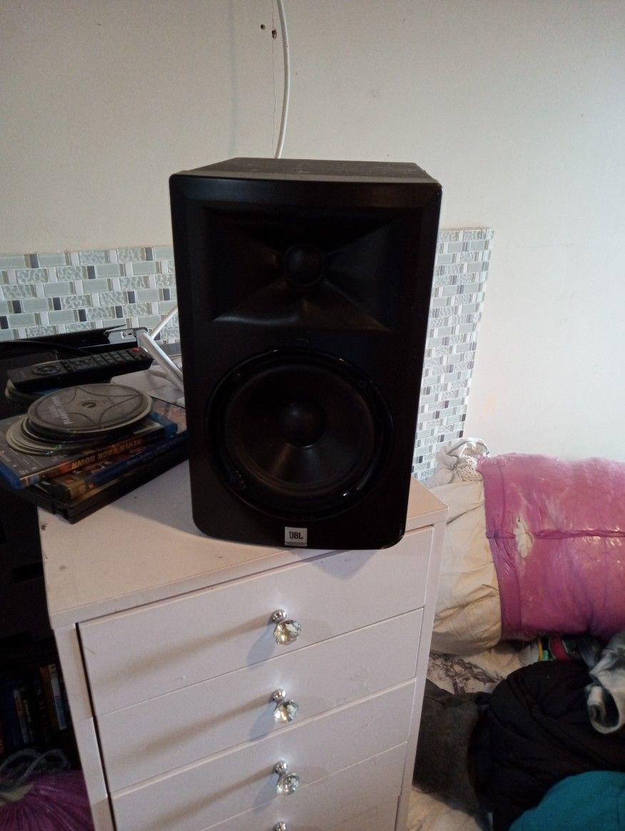 2. JBL SPEAKERS. LSR 305
