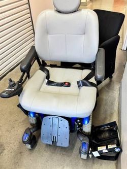 Extra-Wide Quantum 600 XL Power Chair – Charger Included!