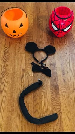 Halloween cat costume and 2 baskets