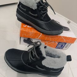 Brand NEW women boots size 7 with box, waterproof