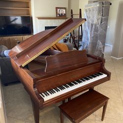 Baby grand piano 