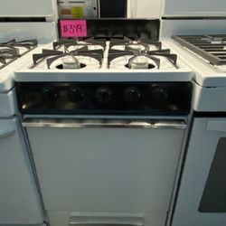 🥰  BEAUTIFUL 😻 STOVE 4 BURNERS WHITE MAGIC CHEF