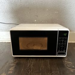 Mainstays 0.7 Cu ft Countertop Microwave Oven, 700 Watts, White