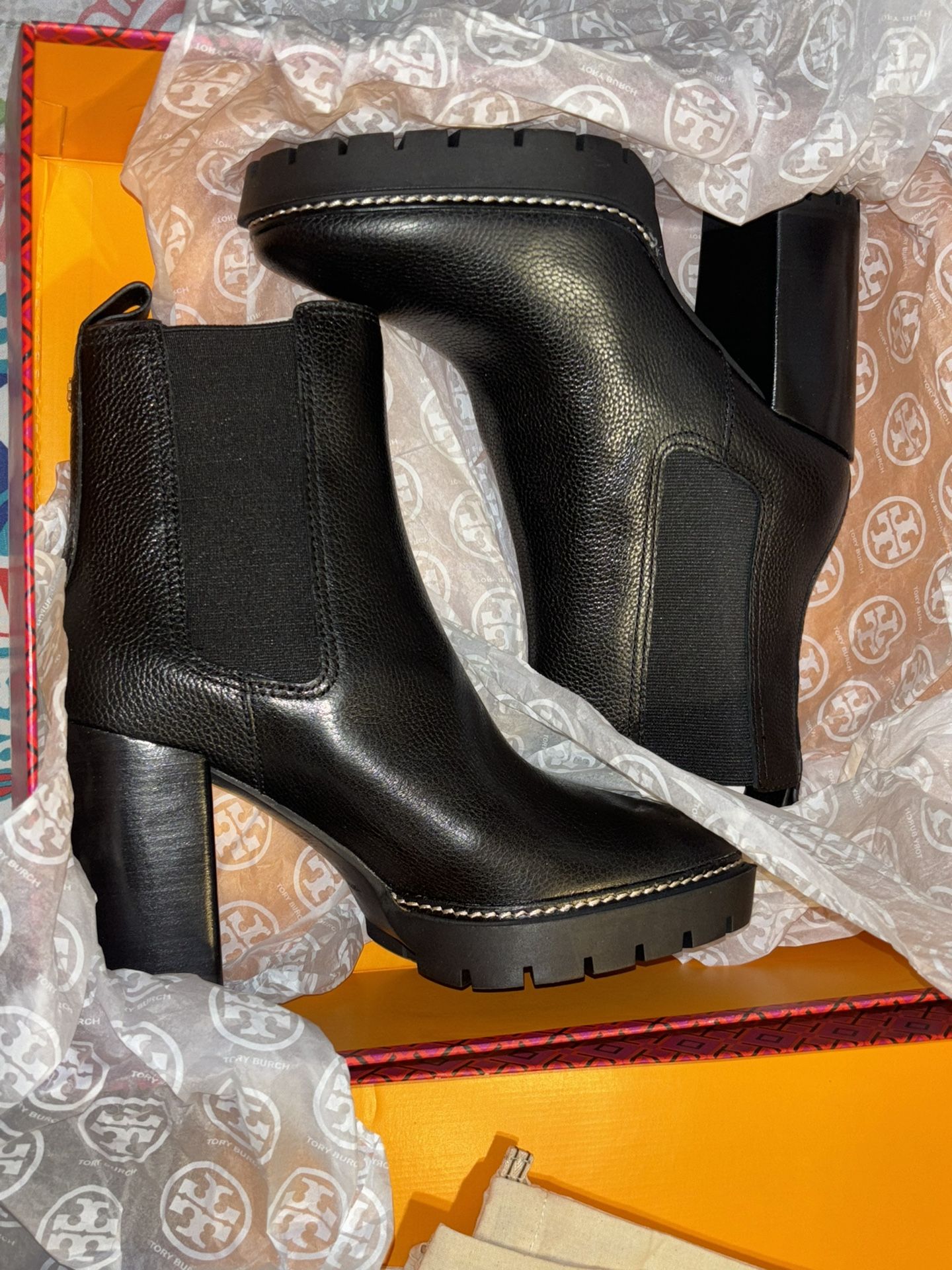 WOMANS TORY BURCH BLACK LEATHER CARSON LUG BOOTIES SIZE 8
