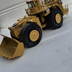 Vintage Caterpillar 994 Loader 1/50 NZG #366 Germany 1992s / 1 Broken Pc available to be fix 