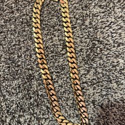 Gold chain 18in