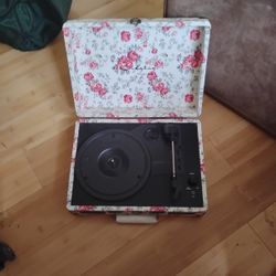 crosley suitcase record player- Model CR8005A-RO1