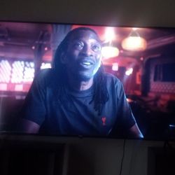 Tv 65" Roku Smart w/ Remote 