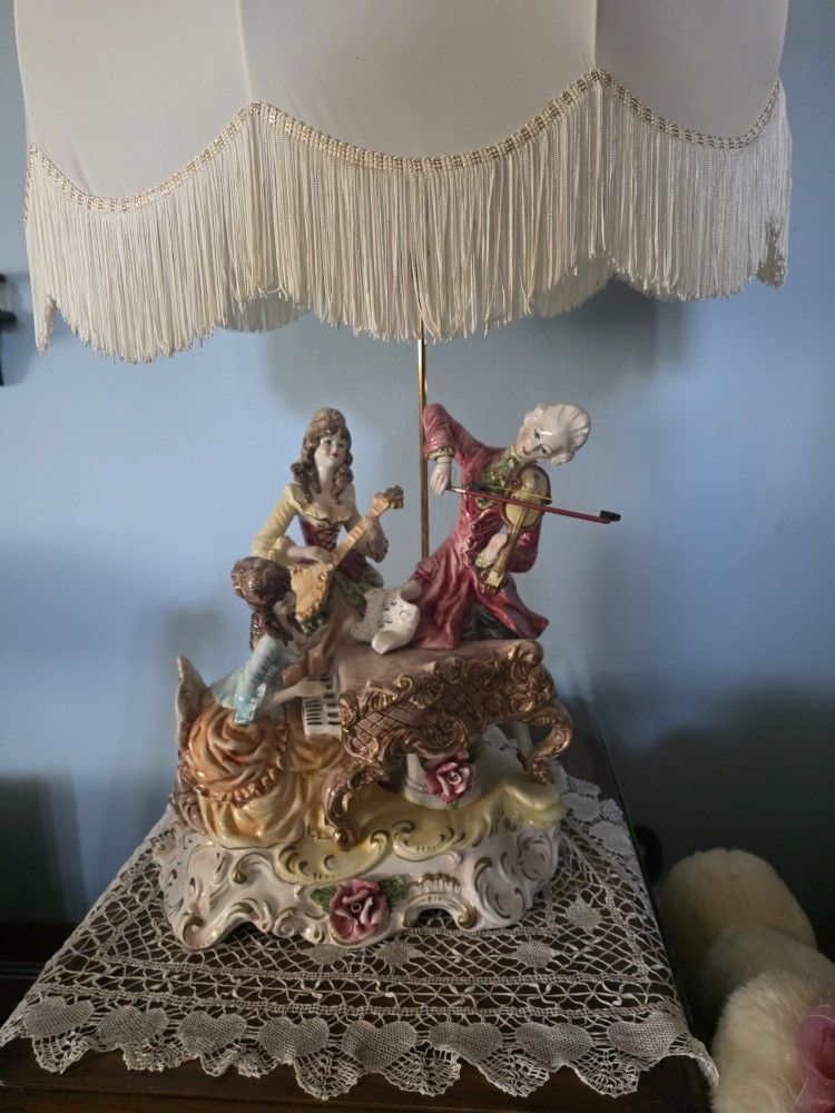 VINTAGE Capodimonte Lamp