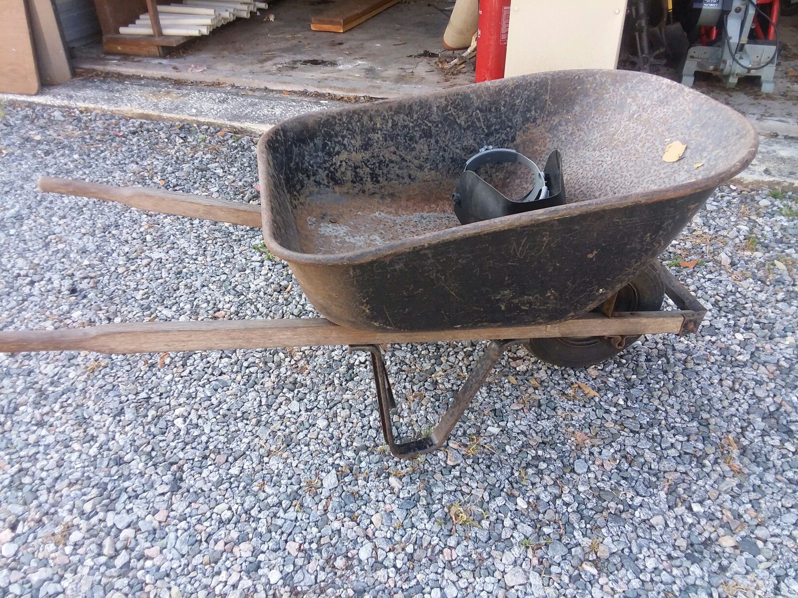 Sturdy wheelbarrow