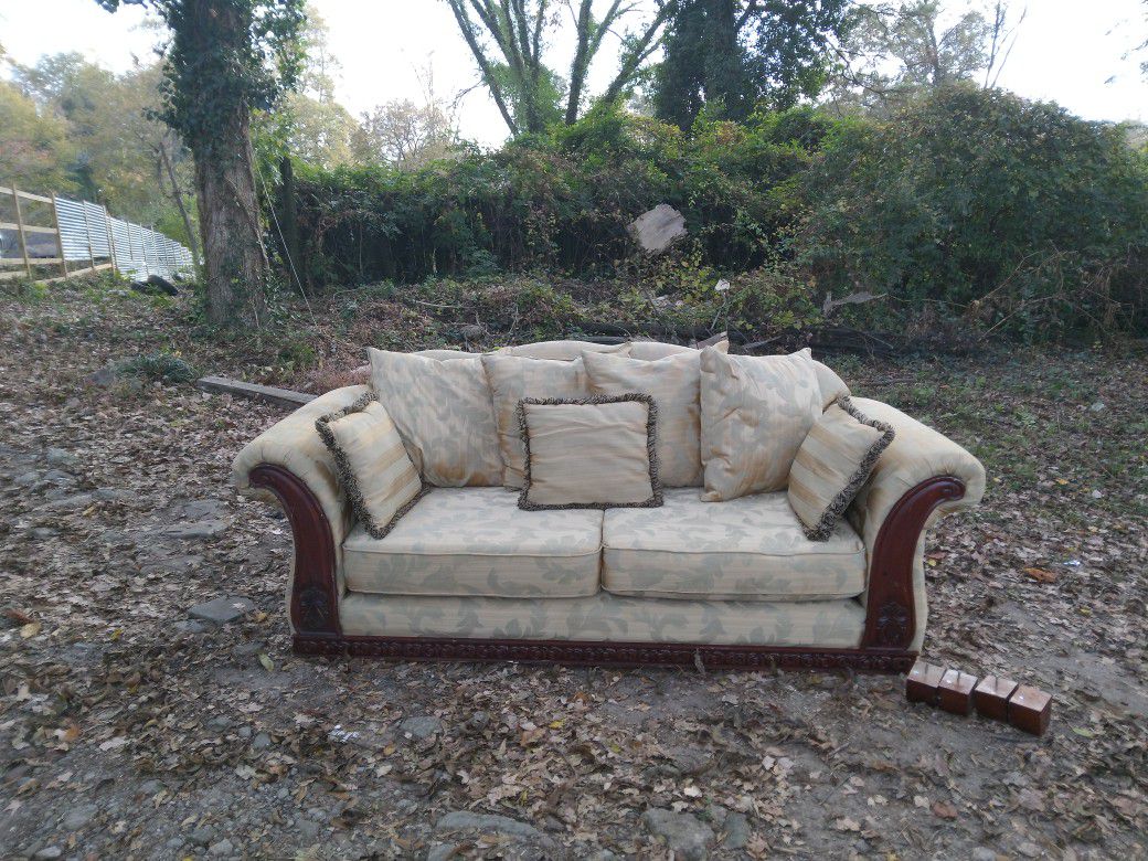 Free Sofa Set