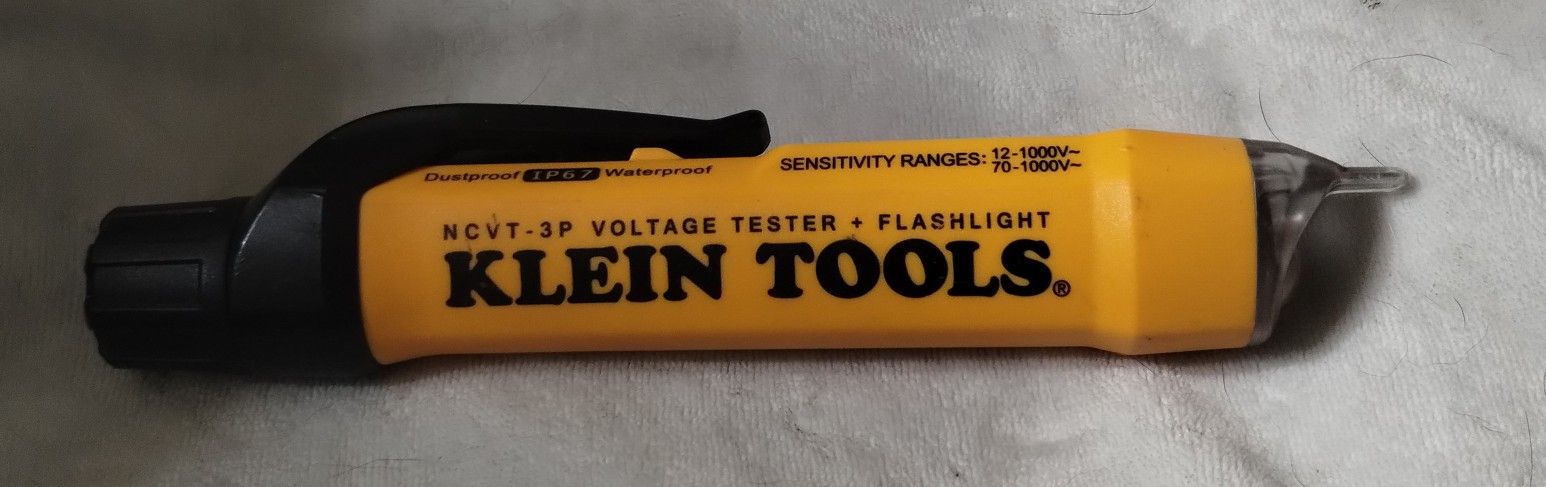 Klein Tool Voltage Tester With Flash Light