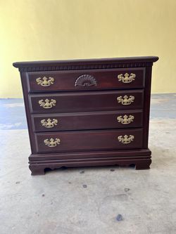 Solid Wood 4-Drawer Bachelor's Chest — Chippendale Style, Carved Shell, Brass Pulls