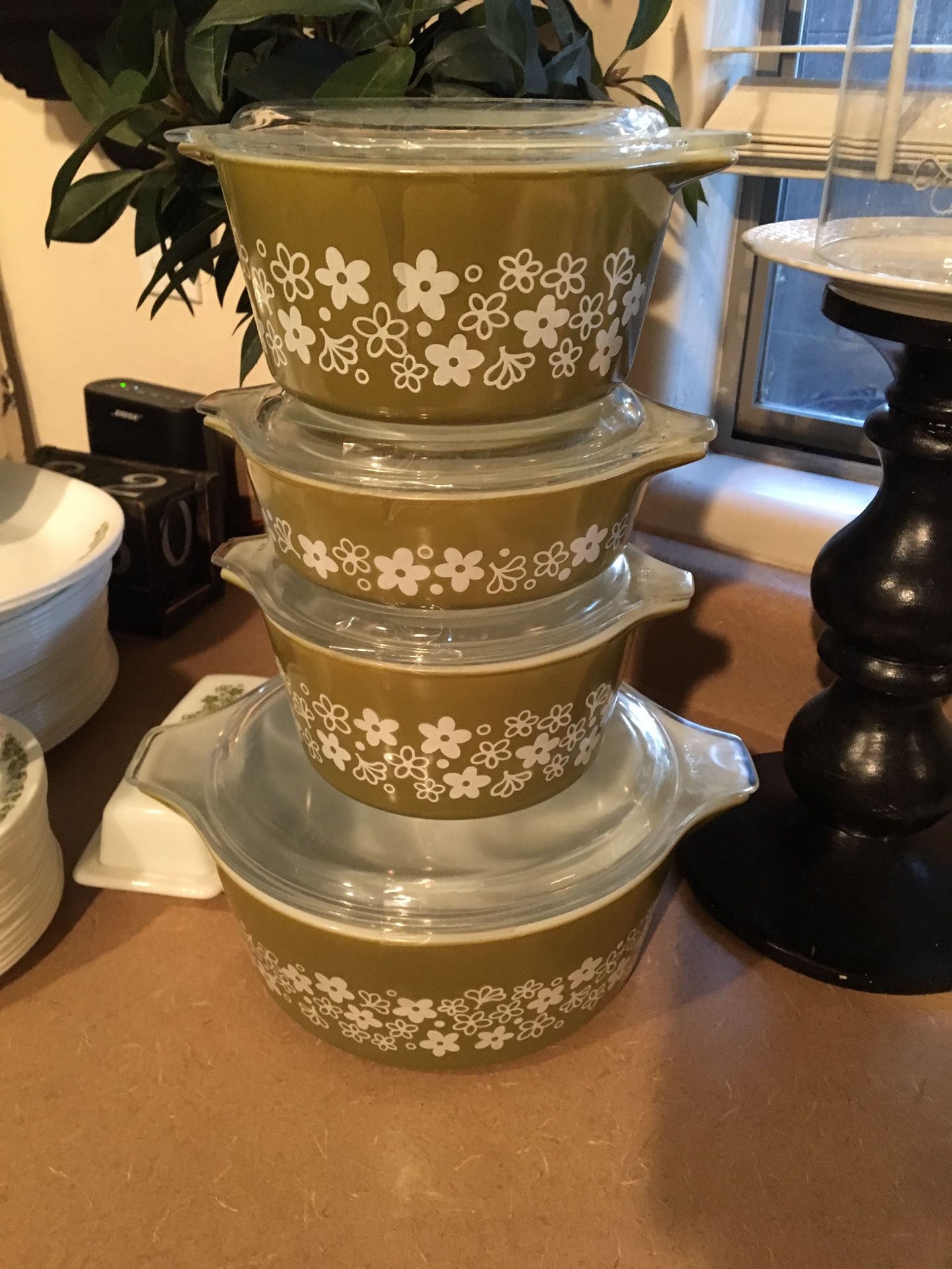 Set of 4 vintage daisy pyrex bowls & lids