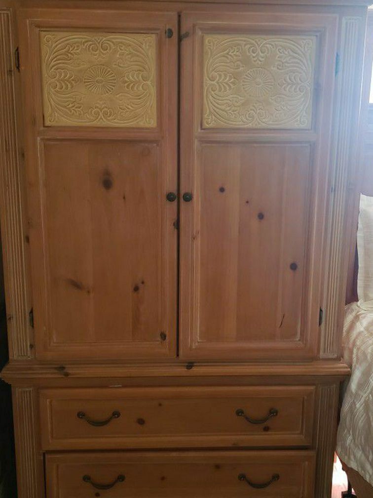 Armoire Cabinet FREE!!!