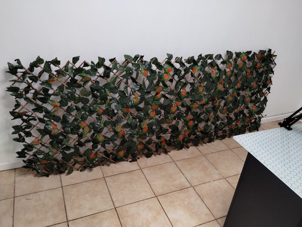 Expandable Hedge Faux Leaf