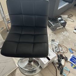 2 Spin Table Chairs 
